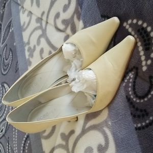 off white BCB Girls pumps